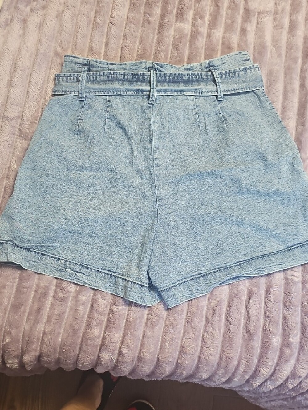 High-Waist Light Blue Denim Shorts with Belt - Picture 3 of 4